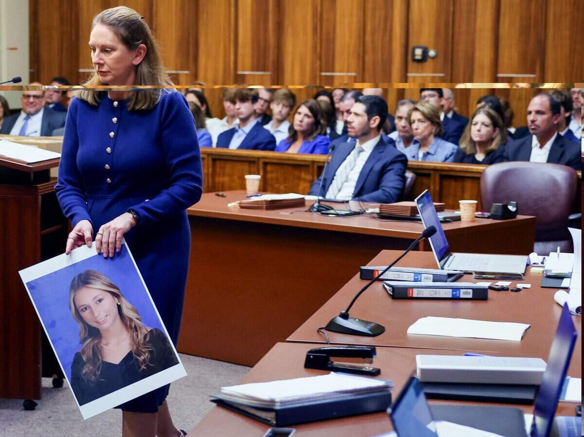 La fiscal Laura Adams camina con una fotografía de Luciana “Lucy” Fernández antes de presentar los alegatos iniciales de la Fiscalía en el juicio contra George Pino, acusado en relación con un choque de barco ocurrido el 4 de septiembre de 2022, en el que murió la joven de 17 años. El juicio de Pino comenzó el lunes 8 de junio de 2026.
