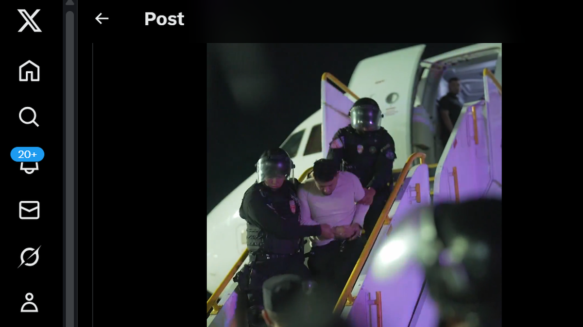 Imagen tomada de un video compartido por el presidente Nayib Bukele en su cuenta de X, que muestra a un inmigrante deportado de Estados Unidos siendo desembarcado de un avión en El Salvador, el domingo 16 de marzo de 2025.