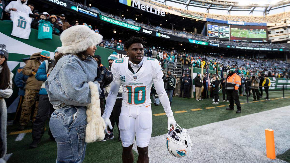 El wide receiver Tyreek Hill anunció que su tiempo con los Dolphins se cumplió y que pensará con su familia el paso que dará con miras a la campaña del 2025. A su lado su esposa Keeta Vaccaro tras finalizar el partido ante los Jets, el domingo en el MetLife Stadium en East Rutherford, Nueva Jersey