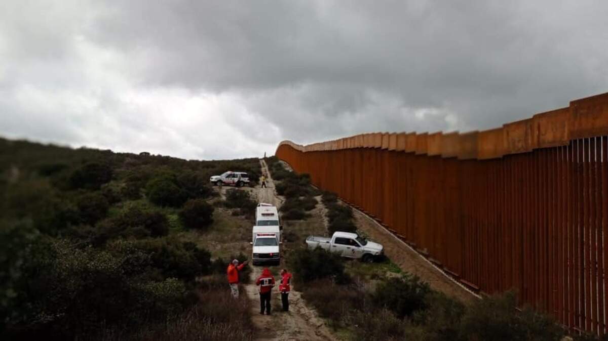 Efectivos del Instituto Nacional de Migración levantan el cadáver de un cubano en la frontera con México.