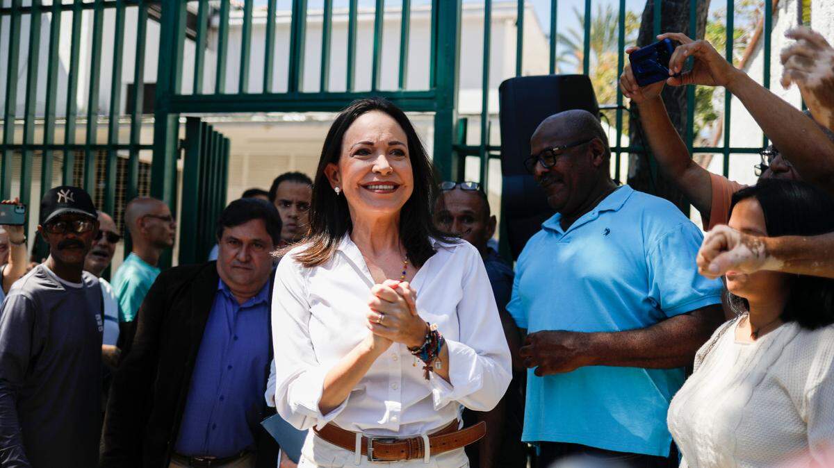 El comando de campaña de la exdiputada María Corina Machado anunció el miércoles que tienen planificado inscribir a la candidata opositora a pesar de la inhabilación que pesa sobre ella. En la foto, Machado conversa con seguidores en la sede de su partido, Vente Venezuela, en Caracas, el 29 de enero de 2024.