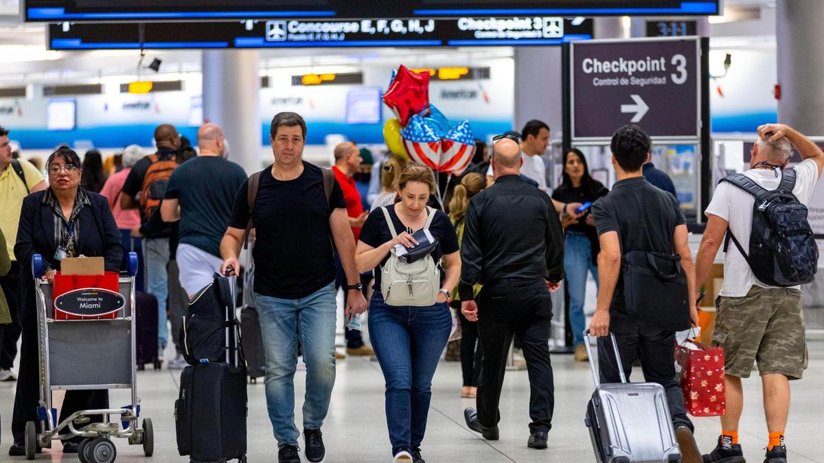 Viajeros en los pasillos del Aeropuerto Internacional de Miami.