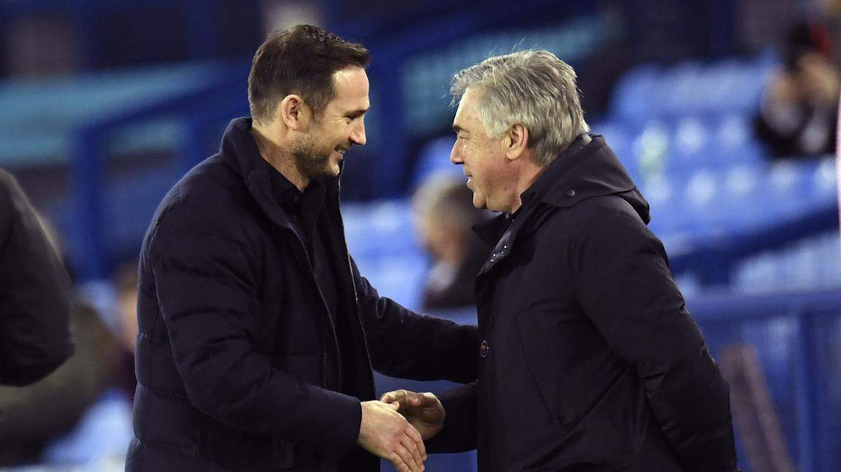 Foto de archivo. El técnico del Real Madrid Carlo Ancelotti (derecha) saluda al actual entrenador interino del Chelsea Frank Lampard, en un partido en diciembre de 2020.