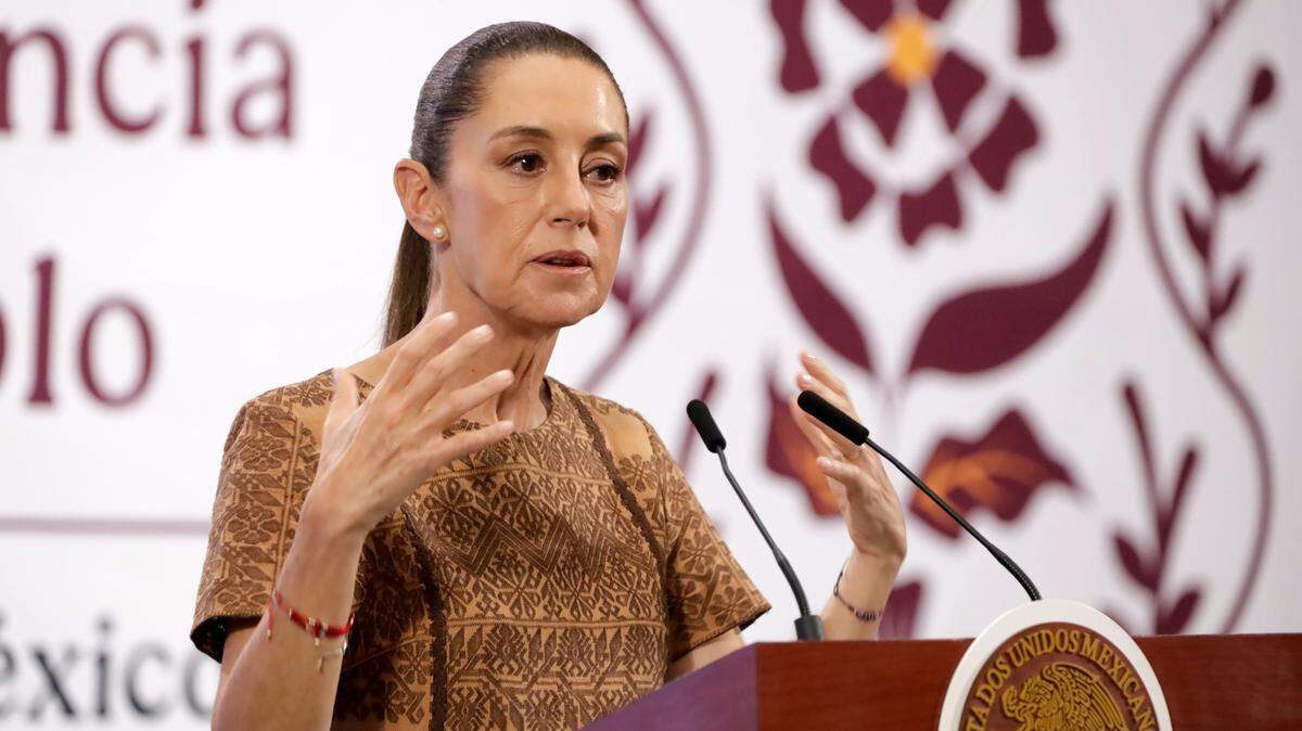 La presidenta de México, Claudia Sheinbaum, habla durante una conferencia de prensa en el Palacio Nacional, el viernes, 9 de mayo de 2025, en la Ciudad de México.