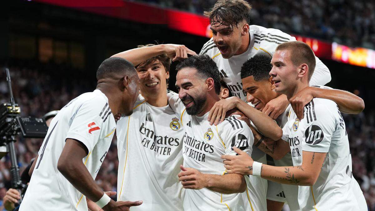 Daniel Carvajal, del Real Madrid, celebra con sus compañeros de equipo después de que Gonzalo García anotara el primer gol del equipo durante el partido ante el  Athletic Club en el Estadio Santiago Bernabéu, el 23 de mayo de 2026 en Madrid, España.