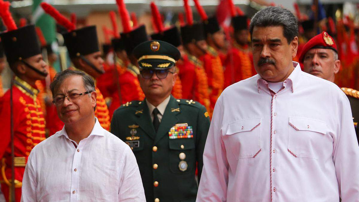 FOTO DE archivo: El presidente de Colombia, Gustavo Petro (izq.), es recibido por el gobernante de Venezuela, Nicolás Maduro, en el Palacio de Miraflores en Caracas, el 1 de noviembre de 2022.