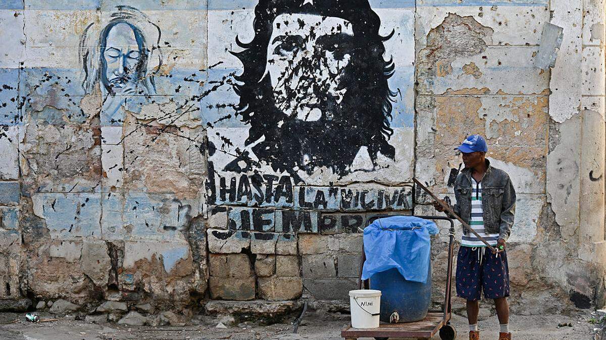 Foto de archivo muestra a un cubano junto a un mural que representa al guerrillero argentino Ernesto “Che” Guevara, en La Habana, Cuba, el miércoles 25 de febrero de 2026.