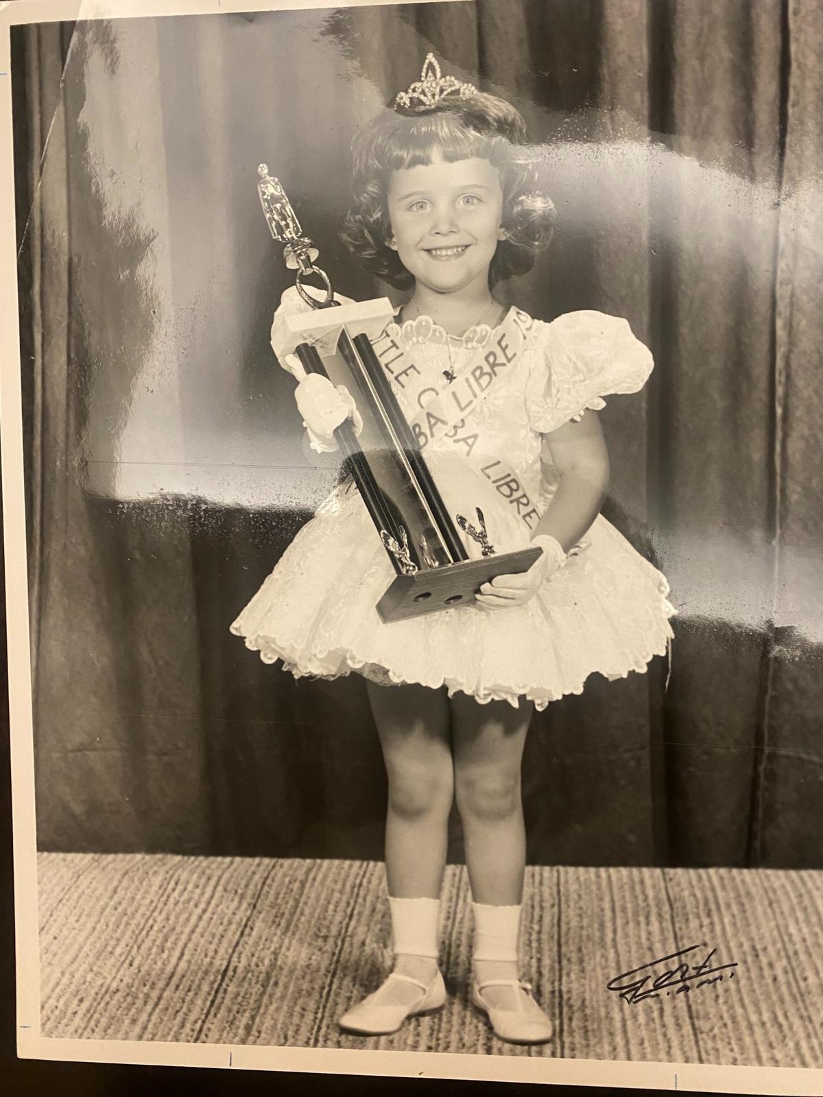 Little Miss Free Cuba, María de los Angeles Fonte, de 5 años, en agosto de 1965 en un periódico del Centro de Refugiados Cubanos, en la Torre de la Libertad. María de los Angeles quedó como primera finalista en Little Miss Universe.