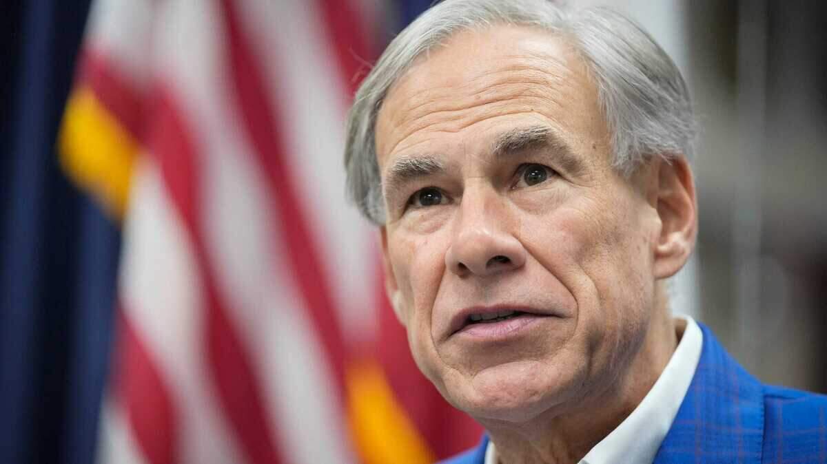 El gobernador Greg Abbott habla en una conferencia de prensa sobre la tormenta tropical Francine en el Centro de Operaciones del Estado el martes 10 de septiembre de 2024.