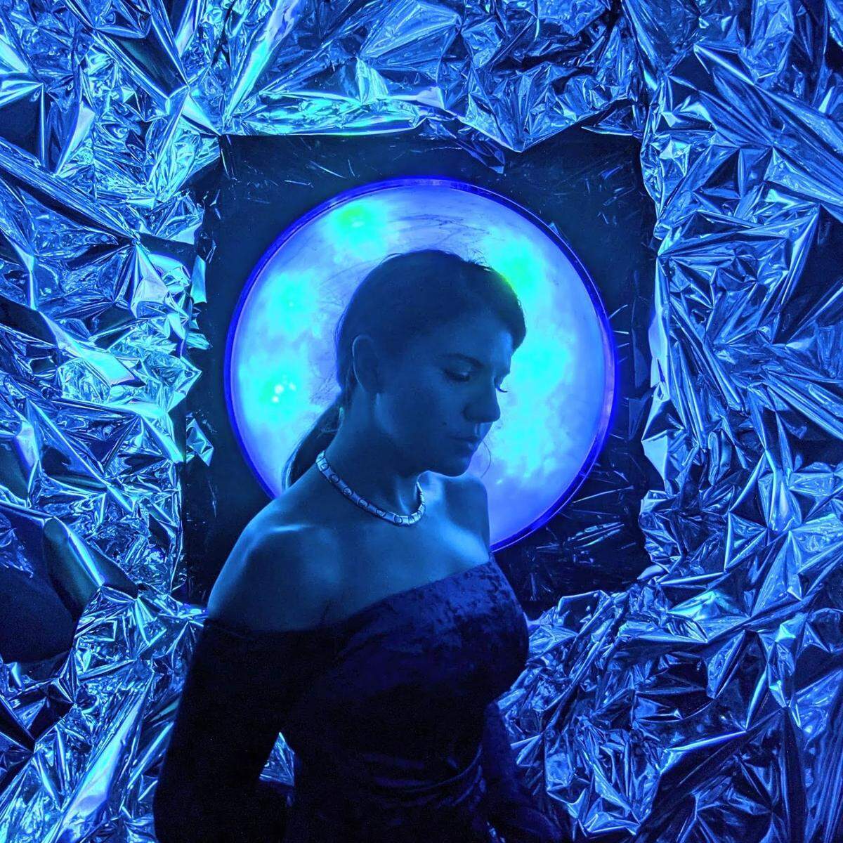 Haiiileen, artista cubanoamericana interdisciplinaria originaria de Miami, canaliza su sinestesia, una rara condición sensorial que transforma todo lo que escucha en imágenes visuales.