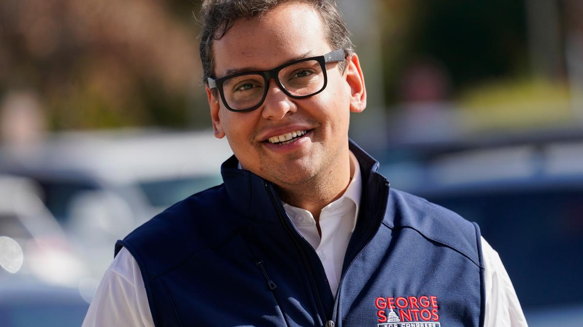El candidato republicano al tercer distrito del Congreso de Nueva York, George Santos, hace campaña frente a una tienda Stop and Shop, el sábado 5 de noviembre de 2022, en Glen Cove, Nueva York.