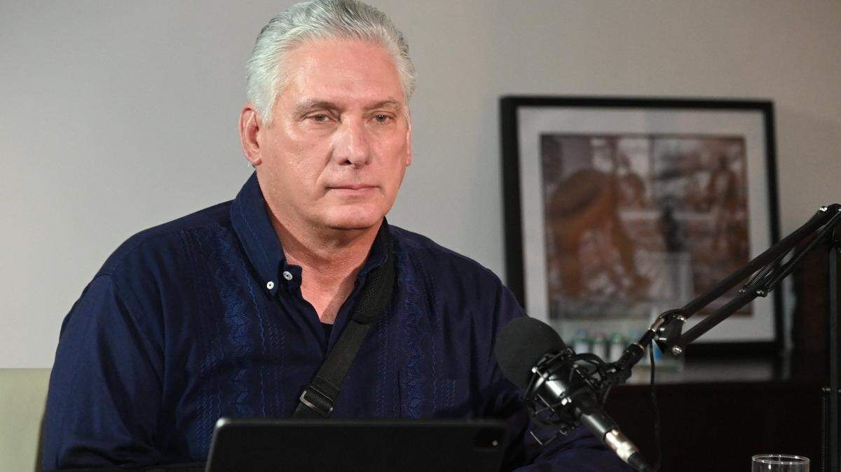 El gobernante cubano Miguel Díaz-Canel, de 65 años actualmente, fue designado para presidente por Raúl Castro, de 94 años, en 2018.