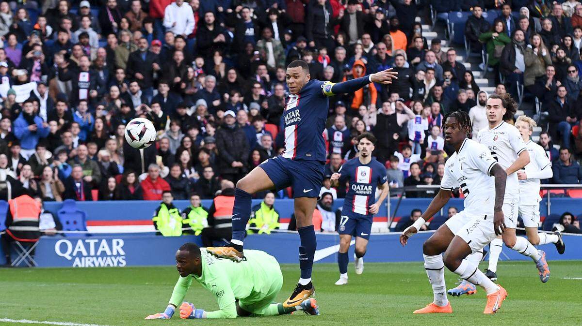 El Paris Saint Germain quiere rehacer el equipo en torno a su estrella más joven, y además francesa, Kylian Mbappé, pero prescindiendo de sus otras dos figuras, los veteranos Lionel Messi y Neymar, señala este miércoles Le Parisien.