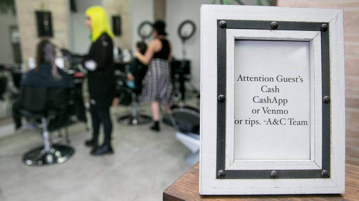 El salón de belleza Art & Chemistry Beauty Lab usa Venmo o CashApp para que los clientes dejen sus propinas. El cartel dice: “Atención visitantes, Efectivo, CashApp o Venmo para las propinas. El equipo de A&C”.
