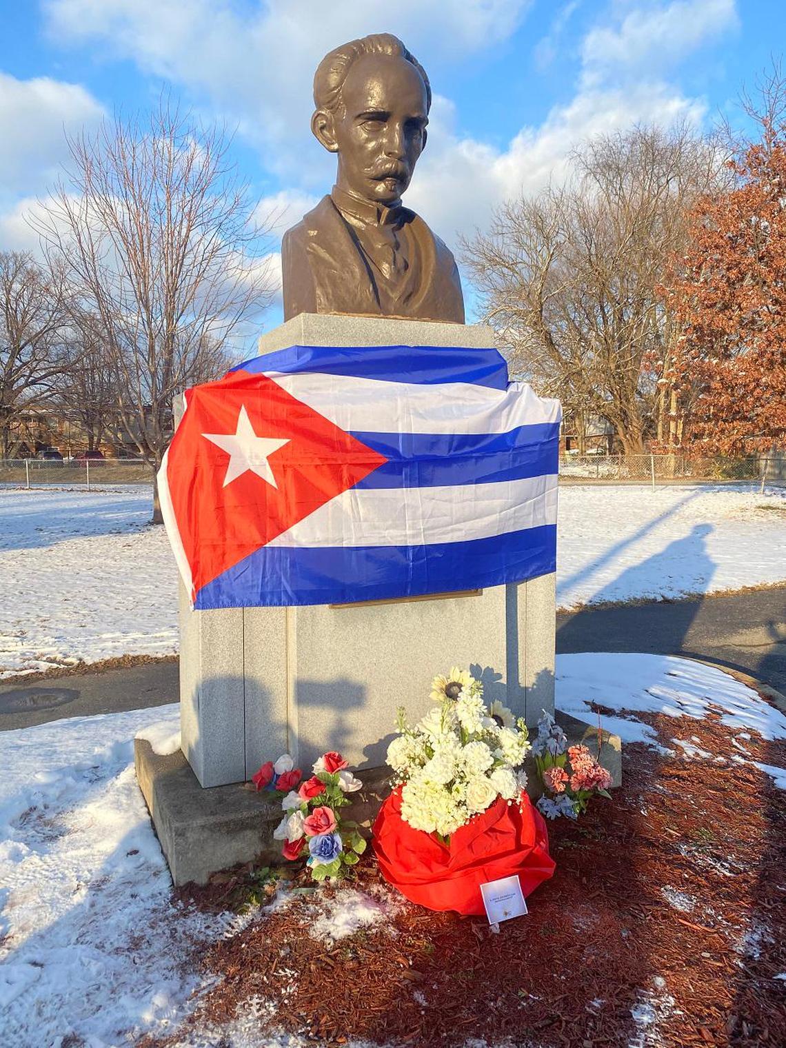 Busto de José Martí en Shively, un vecindario de Louisville, Kentucky, que el gobierno de Cuba regaló en 1955, en honor a residentes del estado sureño que participaron en la expedición de Narciso López para liberar a Cuba en 1850. Hoy la comunidad cubana de Kentucky se reúne allí para actos políticos.