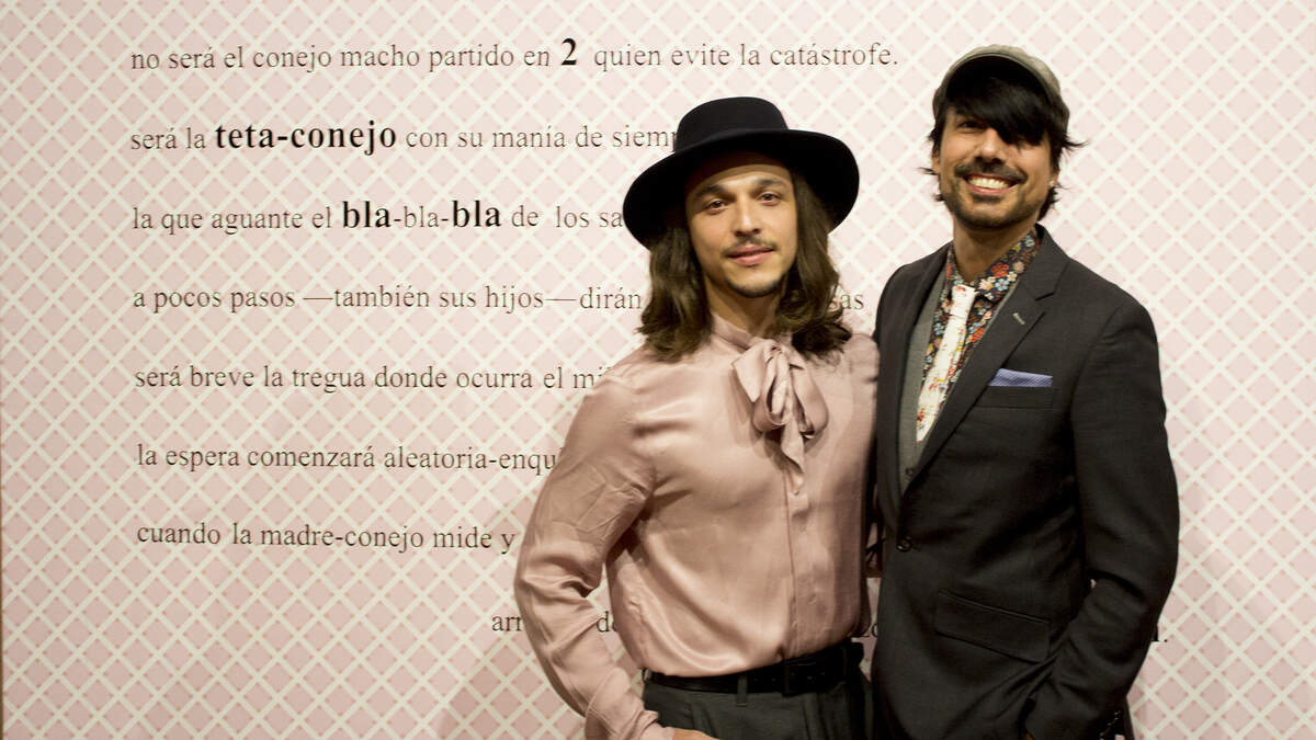 El artista visual Maikel Domínguez (izq) junto al poeta y escritor Eduardo Herrera Baullosa.