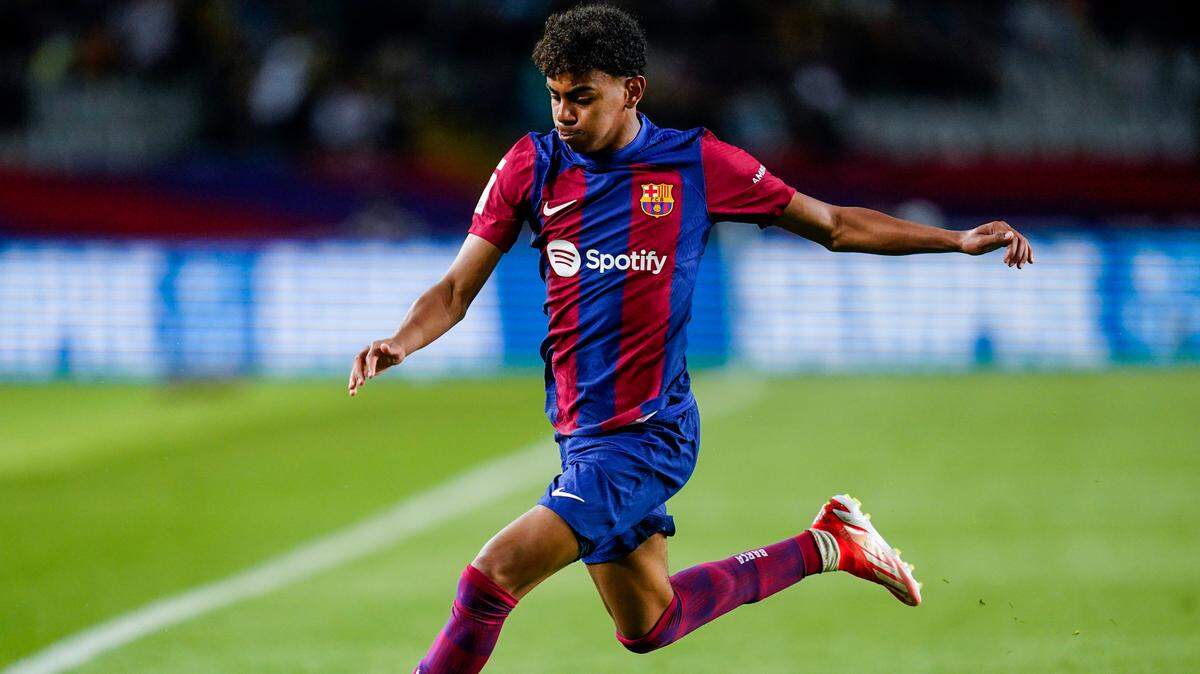 Por vez primera, el Barcelona acude a una cita con el PSG sin la vitola de favorito, encomendado a la generación Z, liderada por el central Pau Cubarsí y el delantero Lamine Yamal (en la foto), menores de edad, que desafían la fortaleza de entramado formado por Luis Enrique y liderado por Kylian Mbappé.
