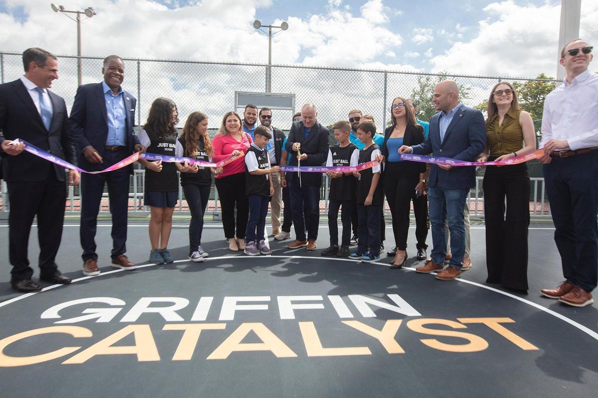 (Centro) El Alcalde de la ciudad de Hialeah, Esteban Bovo Jr., corta la cinta de la inauguración de un nuevo mini cancha de fútbol a su (Izq) Jacob Neira, 10; y a su derecha Liam Pérez-Borroto, 10; y Brandon Pino 10; en el Bright Park de Hialeah Hialeah, el día miércoles 20 de marzo de 2024.