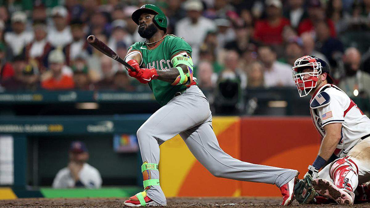 El jardinero de México Randy Arozarena batea ante Estados Unidos, en el partido del Clásico Mundial de Béisbol celebrado el 9 de marzo de 2026 en Houston. 