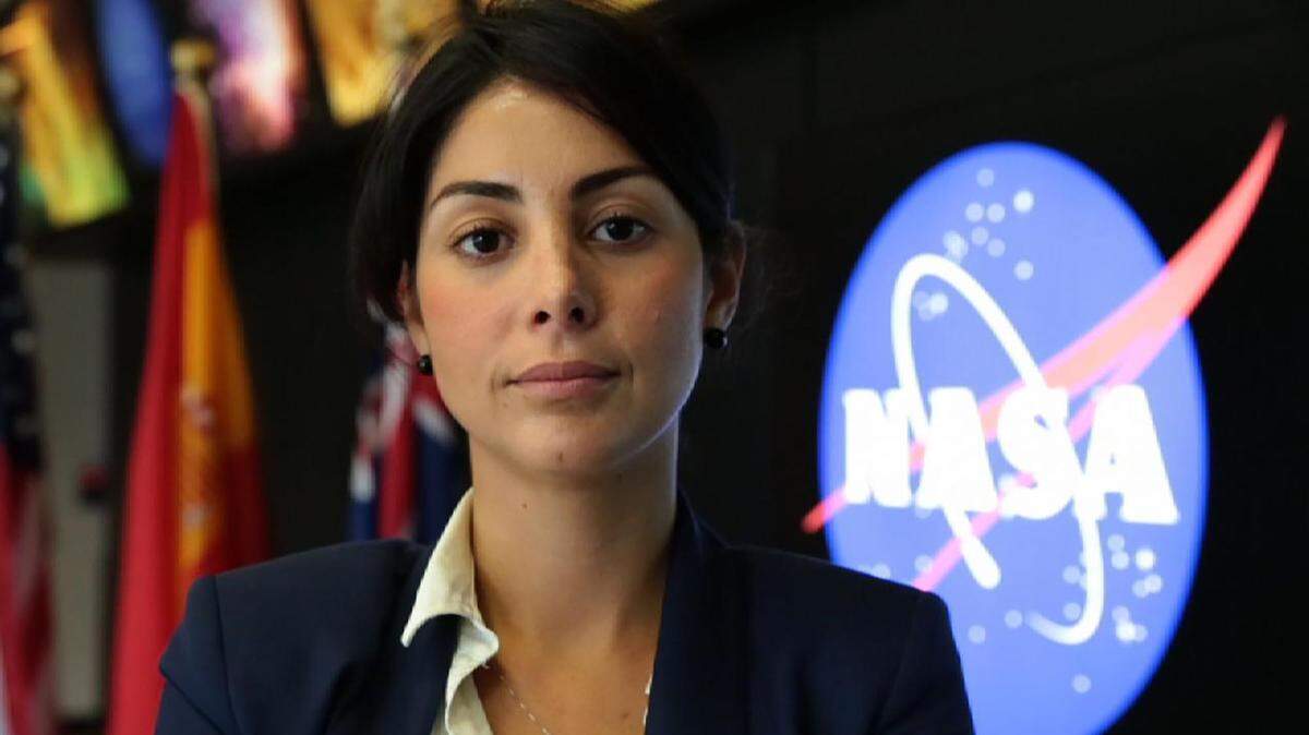 Diana Trujillo, líder de la misión y subjefe de equipo de la división de ingeniería de Curiosity (Mars Science Laboratory), el rover de próxima generación de la NASA. Ella es responsable de asegurar que el plan diario de Curiosity cumpla con sus objetivos científicos mientras mantiene la salud y seguridad del rover. En esta misión, también se ha desempeñado como Líder de Actividad del Sistema de Muestreo de Superficie, Ingeniera Líder de Sistemas de Herramientas de Eliminación de Polvo, Ingeniera de Sistemas de Vuelo en Tierra y Líder de Superficie de Marte del Banco de Pruebas del Sistema de Vehículos.