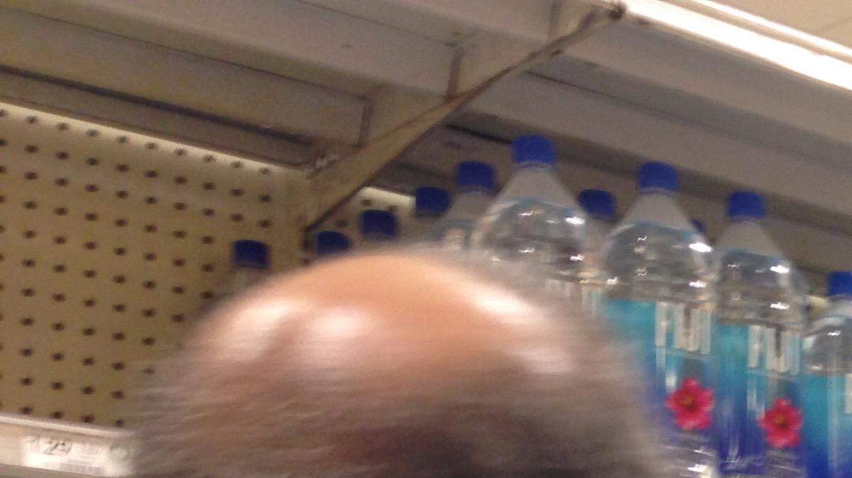 Clientes compran agua en Publix ubicado en 8341 W Flagler St.)
