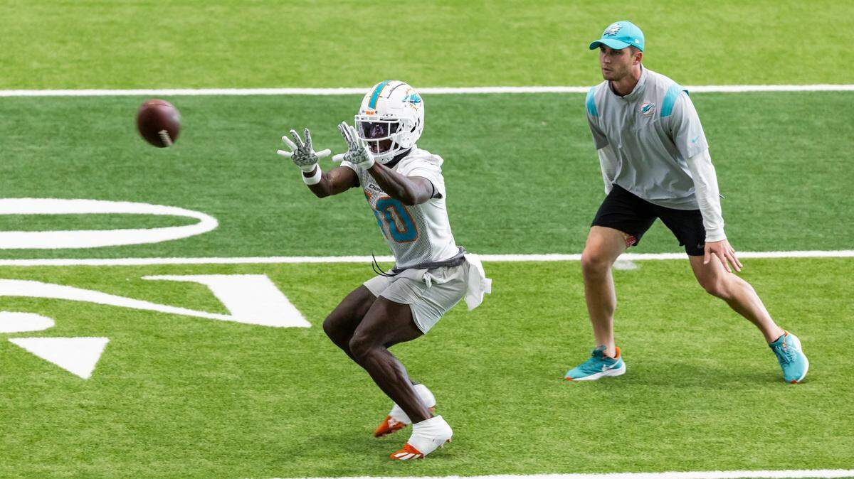 El wide receive de los Dolphins Tyreek Hill atrapa un pase en un entrenamiento del equipo el 27 de septiembre de 2023 en el Baptist Health Training Complex en Miami Gardens, Florida.