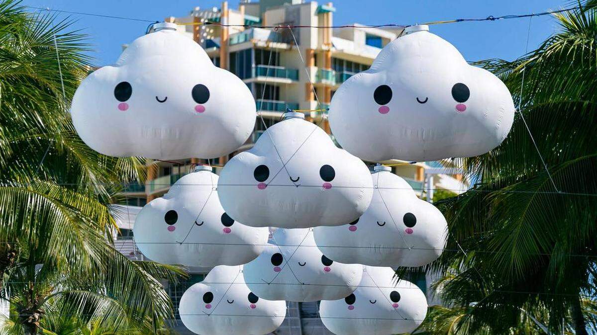 Arte público temporal de la ciudad de Miami Beach a lo largo de Española Way.