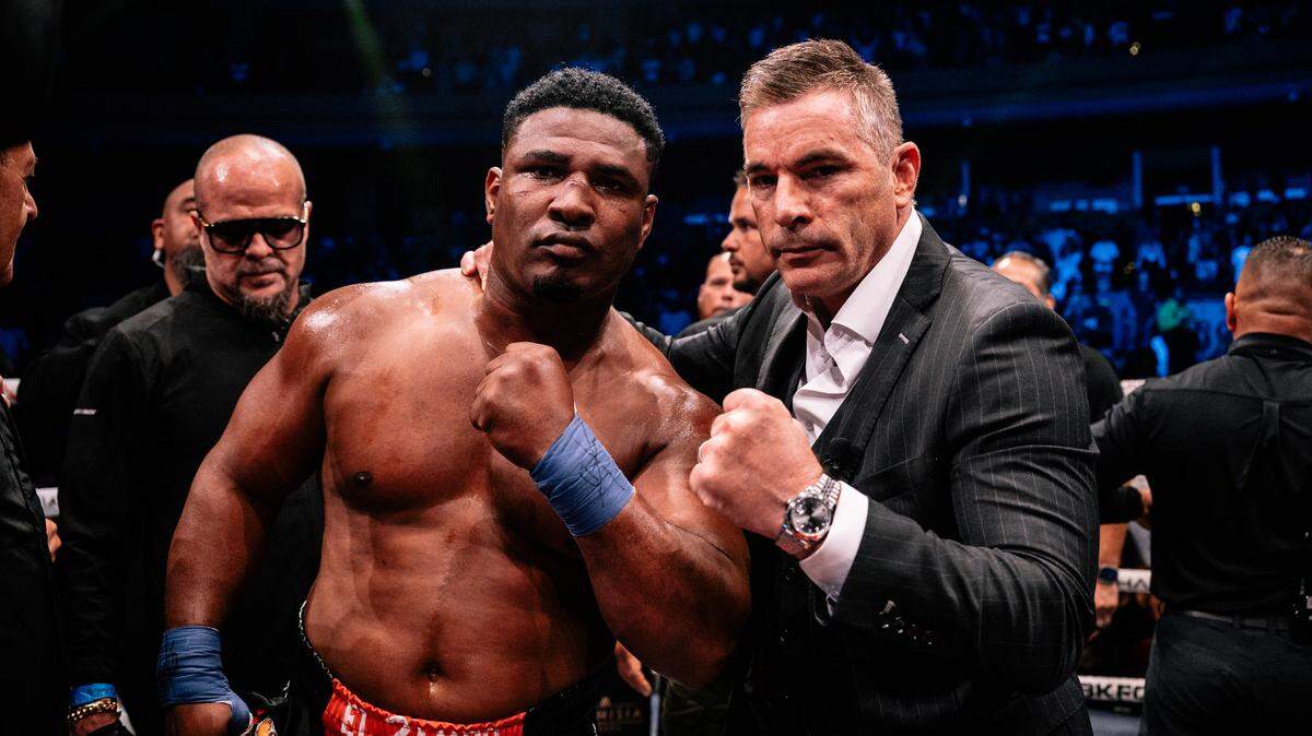 El presidente de BKFC Dave Feldman posa con el peleador cubano Leonardo Perdomo.