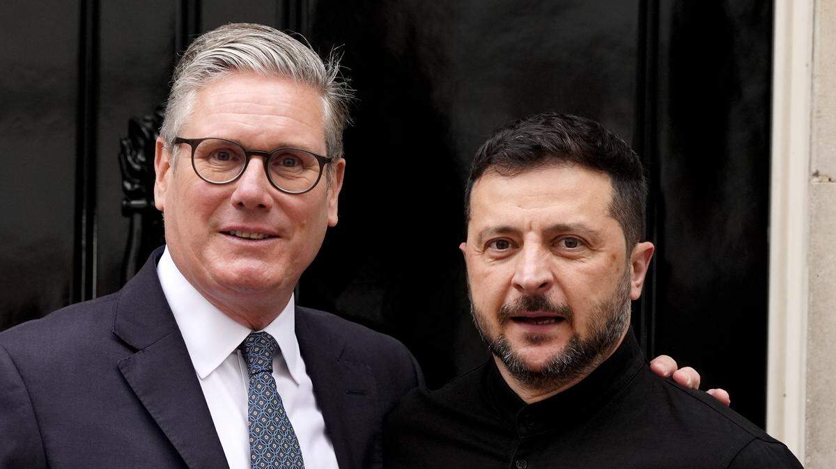 El primer ministro del Reino Unido, Keir Starmer (izq.), recibe al presidente de Ucrania, Volodomir Zelenski, el jueves 14 de agosto de 2025, en Londres.