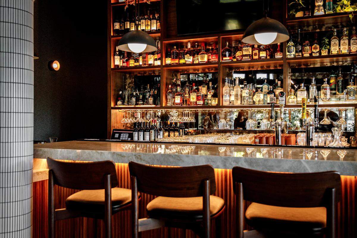 El bar en el Old Cutler Inn, que ofrece licencia completa para bebidas alcohólicas.