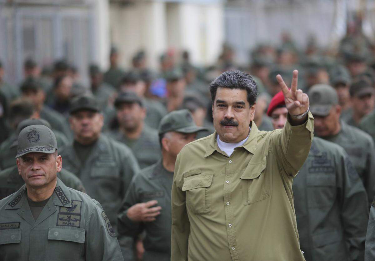 Rodeado de sus militares, Nicolás Maduro arriba a la base militar Tiuna en Caracas, el 30 de enero del 2019.