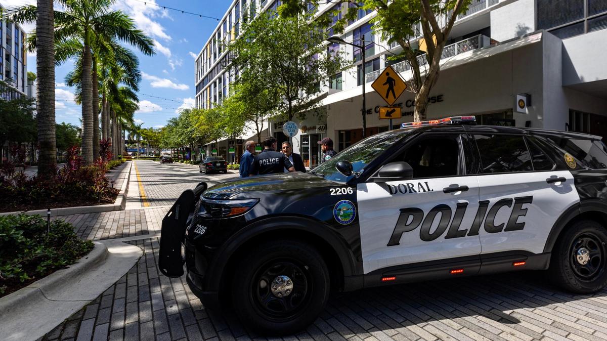 Patrullas policiales están estacionadas antes de la rotonda dentro de CityPlace Doral el sábado 6 de abril de 2024. En el lugar un tiroteo dejó dos muertos y varios heridos el sábado 6 de abril de 2024.