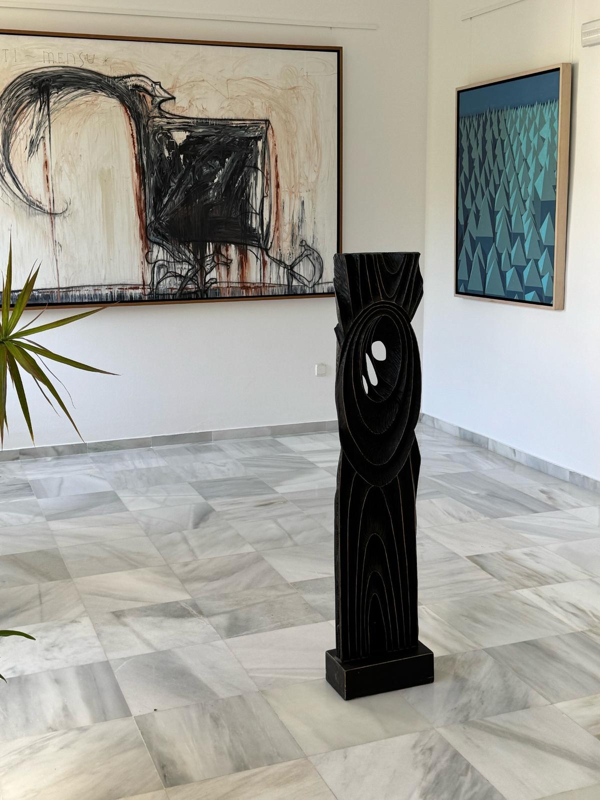 “Más se perdió en Cuba-Homenaje a Aldo Menéndez”. Exposición en sala Las Tejerinas, Estepona, 2025. En la foto, escultura de Alejandro Aguilera, al centro, izda., obra de José Bedia y a la dcha., obra de Glexis Novoa.&nbsp;