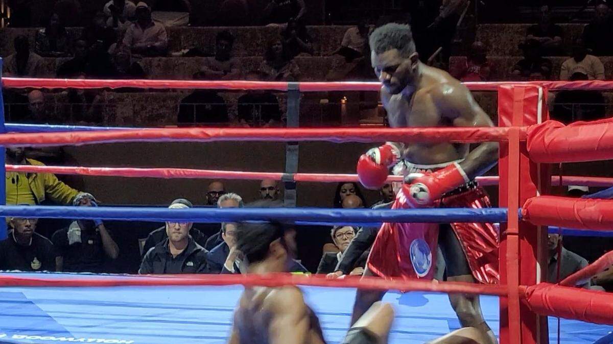 YOENLI FELICIANO supera por nocaut tecnico a Bryce Henry en la velada del Hard Rock Live en Fort Lauderdale.