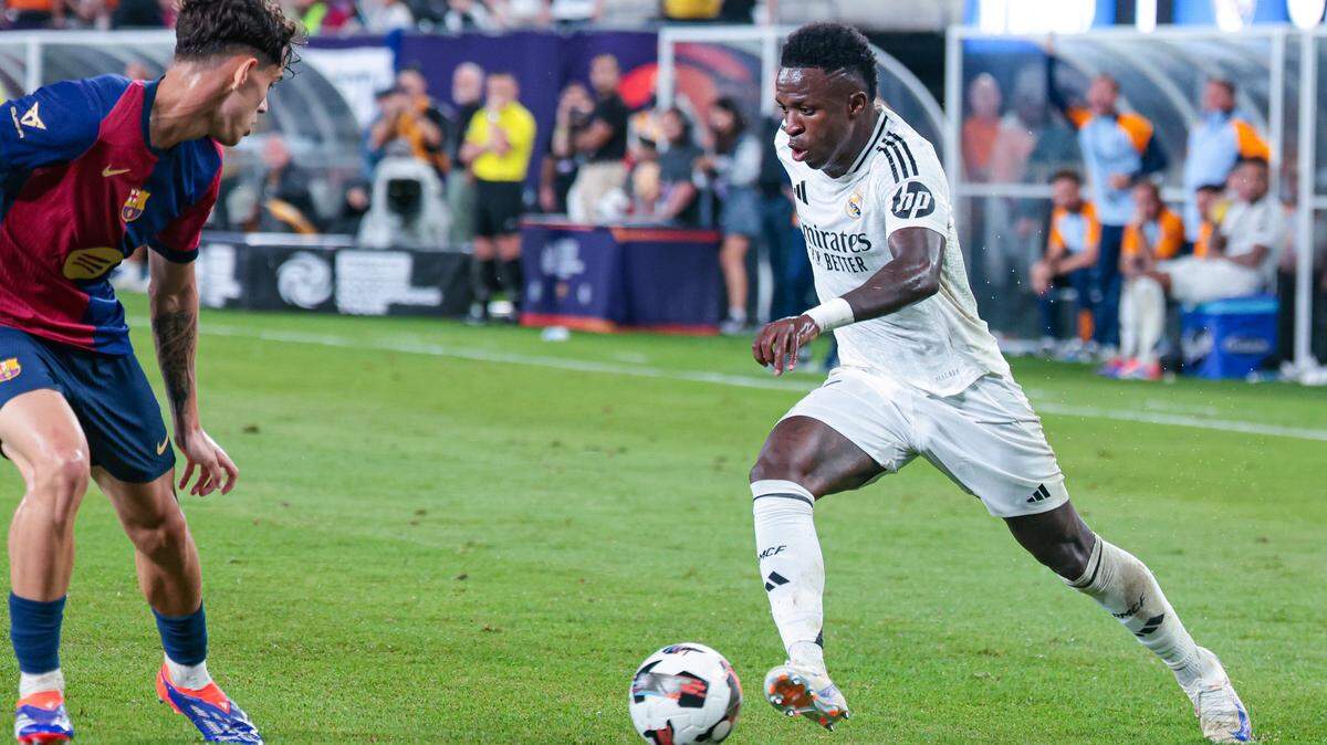 El delantero del Real Madrid Vinicius Junior (7) en acción durante la segunda mitad contra el Barcelona en el MetLife Stadium. Crédito obligatorio, el 3 de agosto de 2024; en East Rutherford, Nueva Jersey.