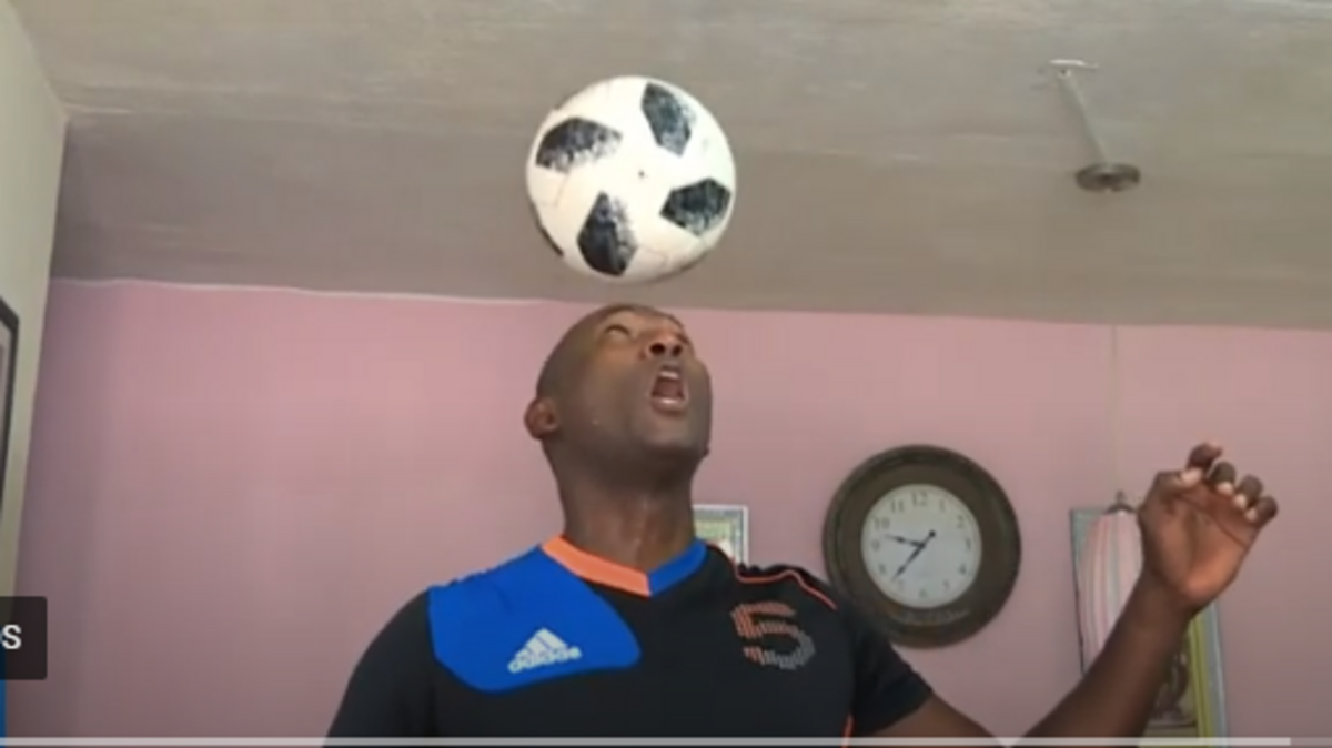 El cubano Erick Hernández, plusmarquista mundial en toques de balón, implantó este 17 de mayo un nuevo récord Guinness al darle en 30 segundos 188 toques con la cabeza al balón, puesto en pie.