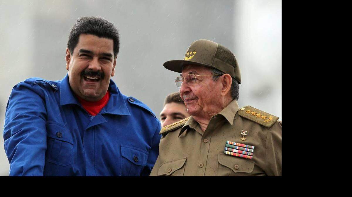 Los gobernantes de Cuba y Venezuela, Raúl Castro (d) y Nicolás Maduro (i), respectivamente, conversan el viernes 1 de mayo de 2015, en La Habana (Cuba). 
