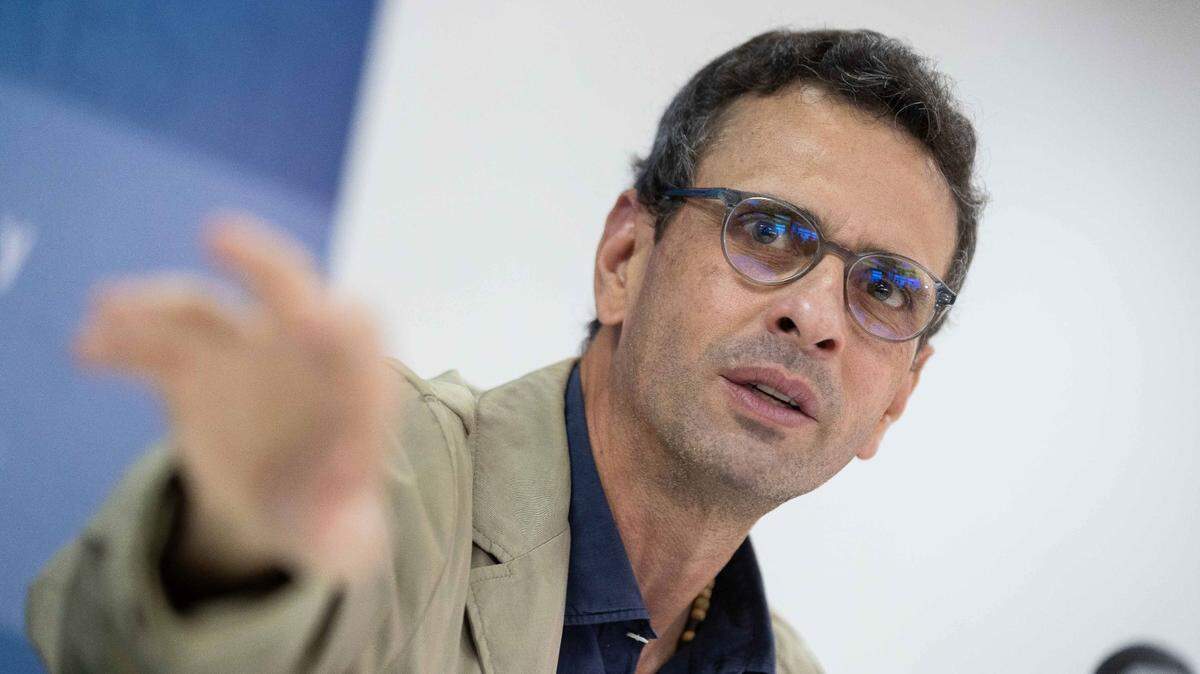Foto de archivo del dirigente opositor venezolano Henrique Capriles durante una conferencia de prensa, en Caracas, el 23 de noviembre de 2021. El Tribunal Supremo de Venezuela ordenó el lunes 22 de abril de 2024 el traspaso de Primero Justicia, el partido político de Capriles, a manos de un dirigente acusado por la oposición de colaborar con el gobierno de Nicolás Maduro.