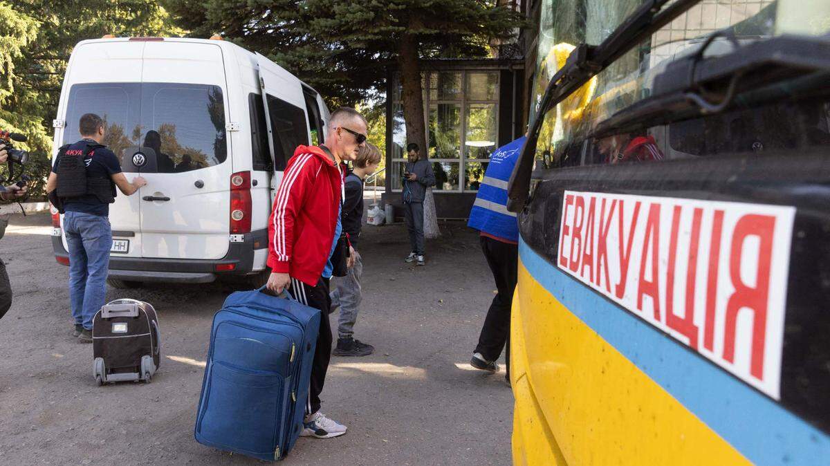 Varios civiles se preparan para evacuar la ciudad de Pokrovsk, en la región de Donetsk, Ucrania, el 29 de septiembre de 2024. El lunes 7 de octubre Rusia reportó que se está acercando a esa ciudad, un punto clave en la logística de las fuerza ucranianas. 