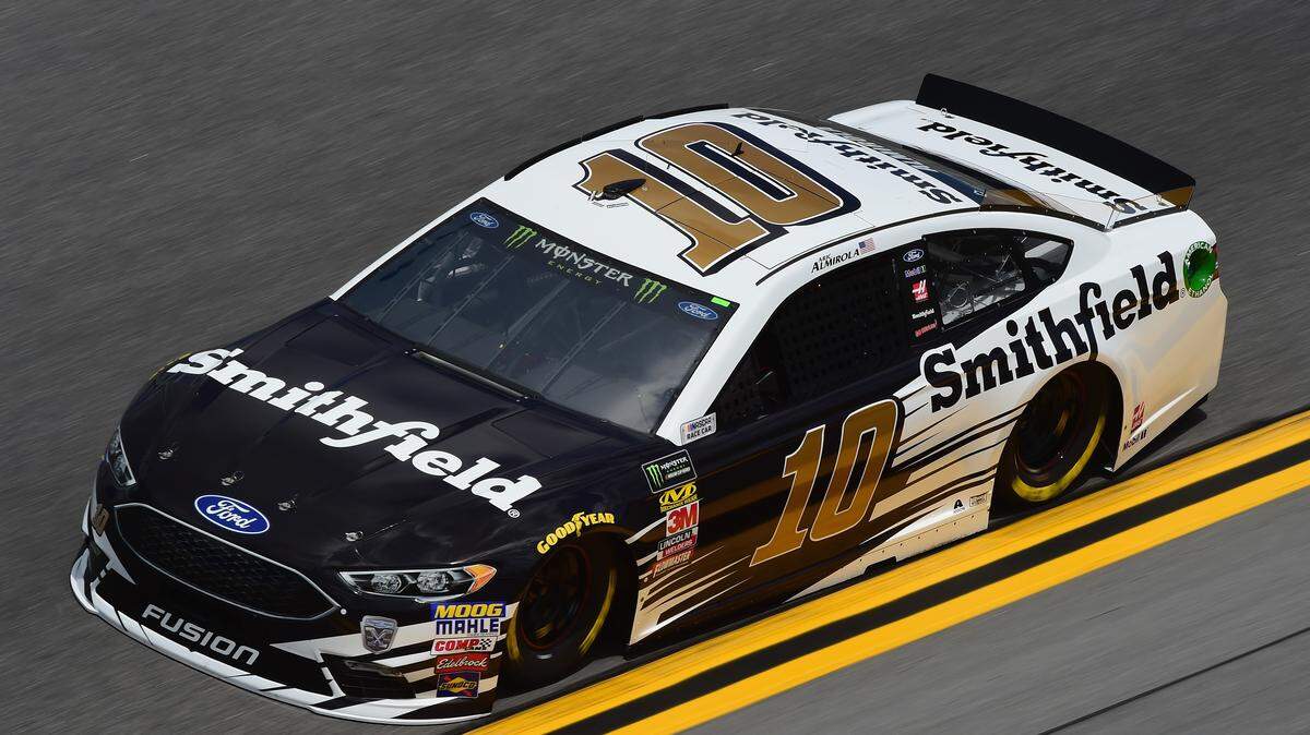 Aric Almirola maneja su Ford en una práctica en Daytona, el 10 de febrero de 2018.