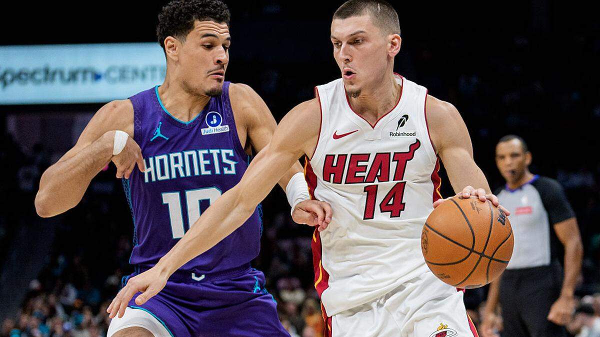 El escolta del Heat Tyler Herro entra al aro ante la marca de Josh Green, de los Hornets, en el partido de la NBA celebrado el 17 de marzo de 2026 en el Spectrum Center en Charlotte, Carolina del Norte. 