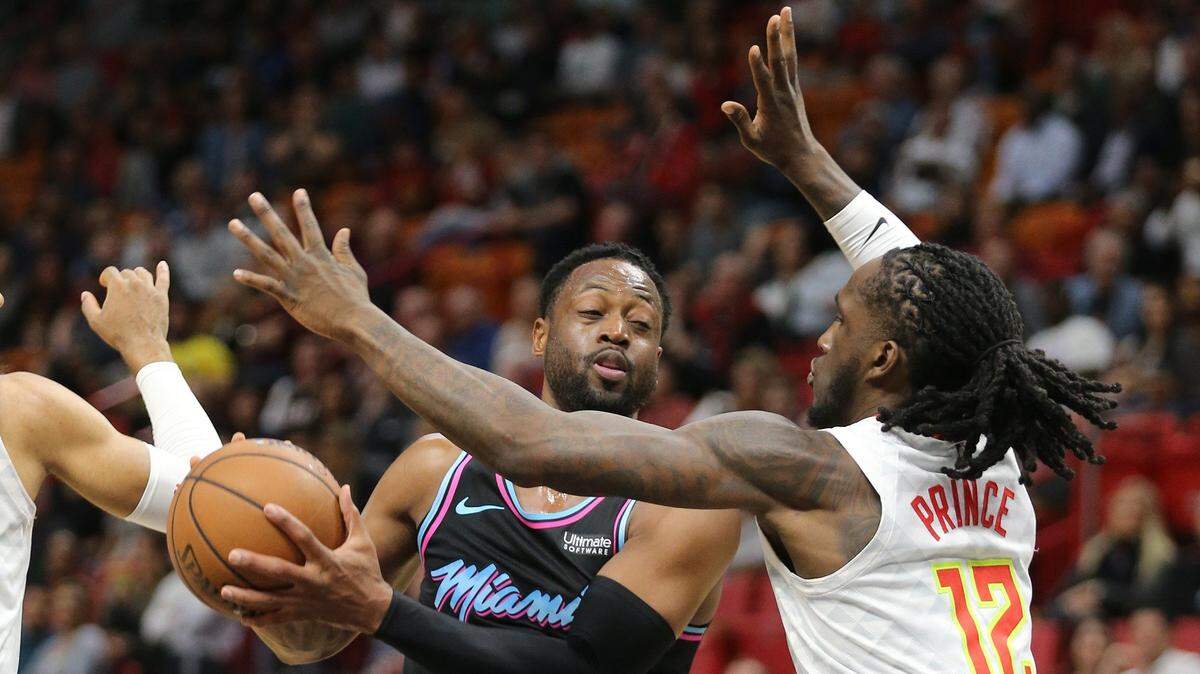 El escolta del Heat Dwyane Wade trata de pasar la pelota ante la marca de Taurean Prince, de los Hawks, en el segundo cuarto del partido celebrado el 27 de noviembre de 2018 en Miami.
