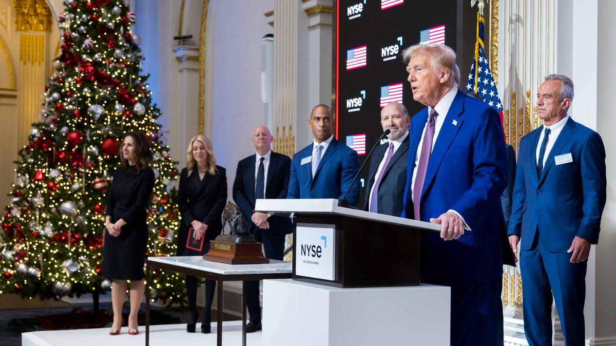 El presidente electo Donald Trump visita la Bolsa de Valores de Nueva York, el 12 de diciembre de 2024.
