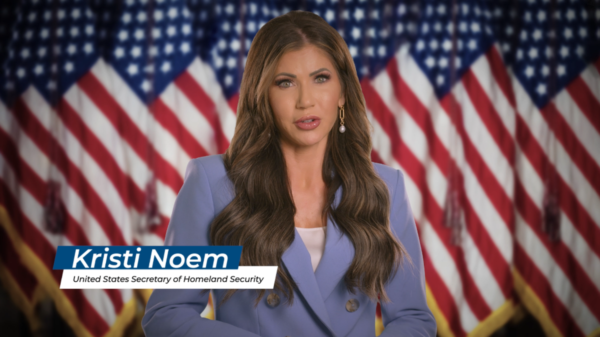 La secretaria del Departamento de Seguridad Nacional (DHS), Kriste Noem, es la vocero en los anuncios publicitarios que advierten a los inmigrantes a no venir a Estados Unidos de manera ilegal.