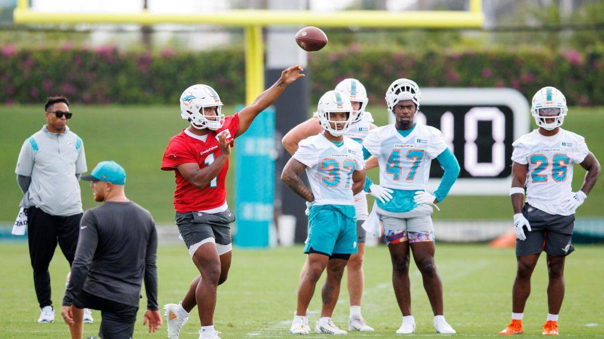 El quarterback de los Dolphins Tua Tagovailoa lanza un pase en la práctica del equipo celebrada el 27 de julio de 2022 en Miami Gardens, Florida.