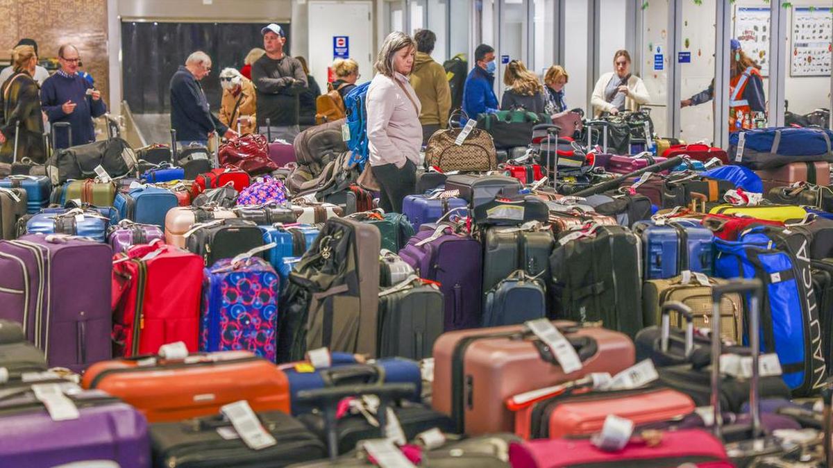 Viajeros buscan su equipaje en el Aeropuerto Internacional Louis Armstrong de Nueva Orleans en Kenner, Luisiana, el martes 27 de diciembre de 2022. (Sophia Germer/The Times-Picayune/The New Orleans Advocate vía AP)