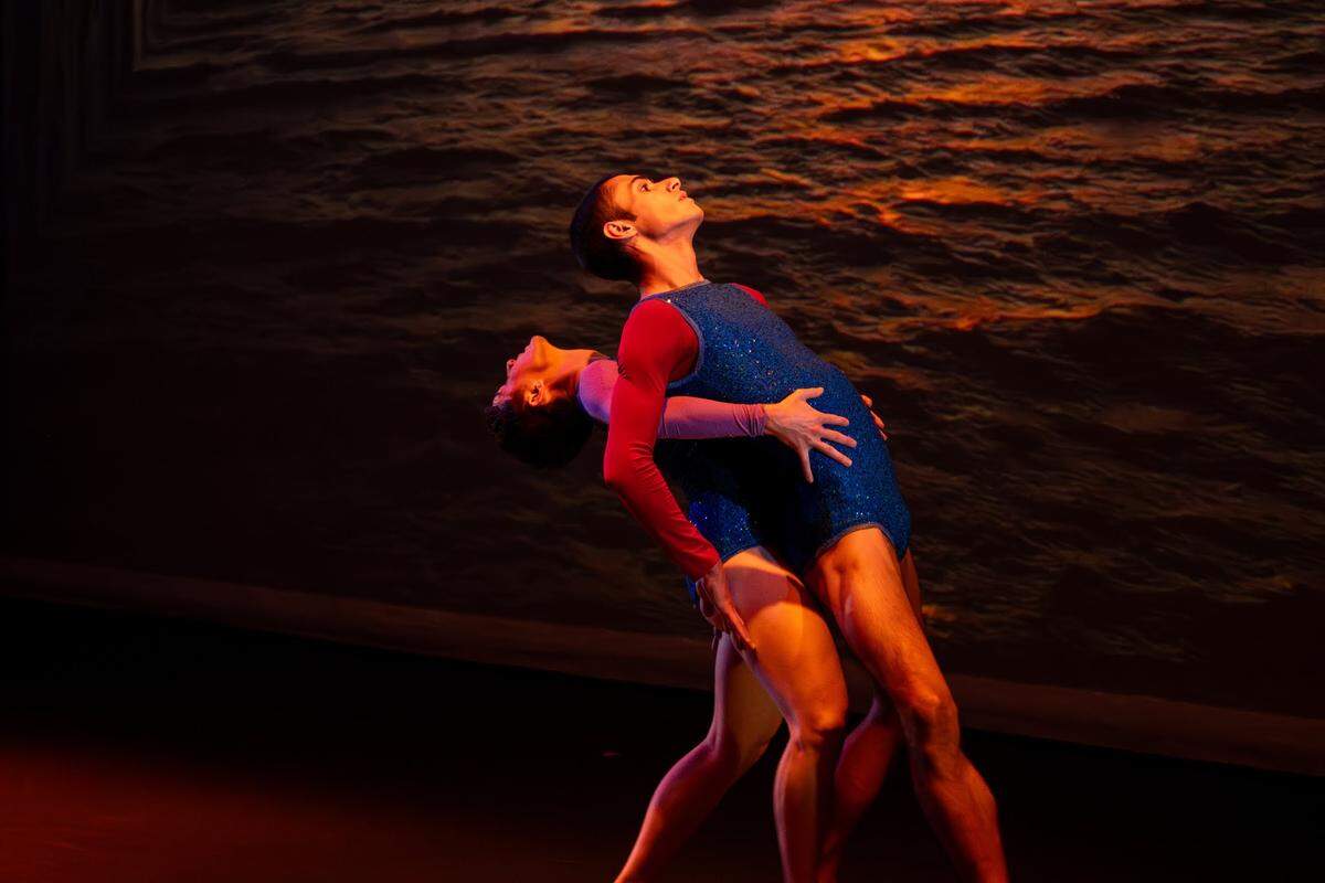 Meredith Barton e Isaiah González en “GULF”, coreografía de Brigid Baker. 