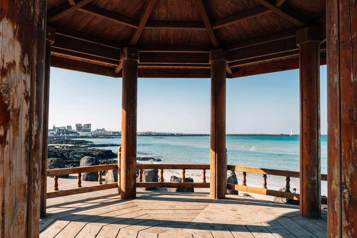 Jeju-do, la isla más grande de Corea del Sur, combina paisajes volcánicos, senderos costeros, arte contemporáneo y gastronomía local. 