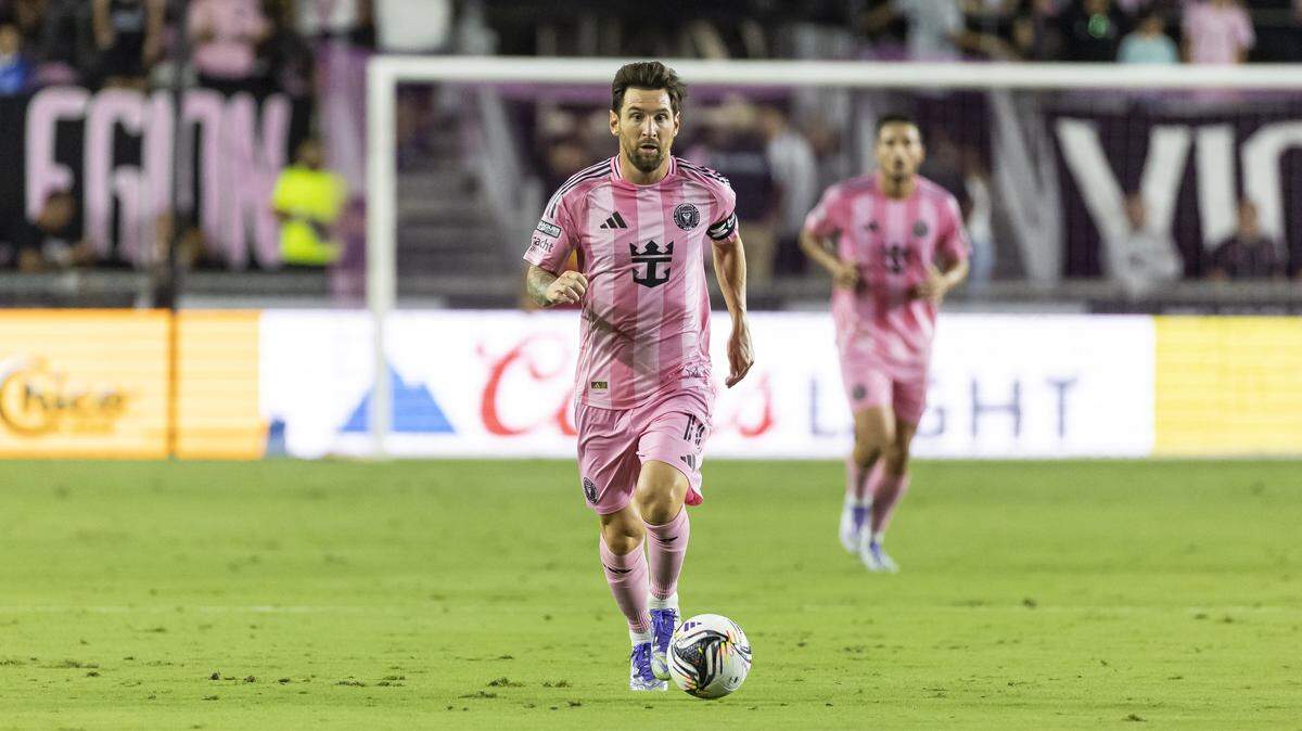 El astro del Inter Miami Lionel Messi corre con el balón ante Orlando City, en el partido de semifinal de la Leagues Cup celebrado el 27 de agosto de 2025 en el Chase Stadium en Fort Lauderdale.