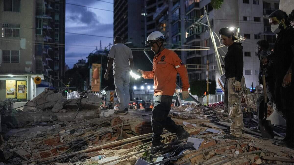Rescatistas trabajan en el lugar de un edificio colapsado tras un terremoto en Caracas el 25 de junio de 2026. Dos potentes terremotos dejaron 32 muertos y más de 700 heridos, informó la presidenta interina del país el 25 de junio, después de que los fuertes sismos provocaran el colapso de edificios completos y obligaran a la población a huir presa del pánico.